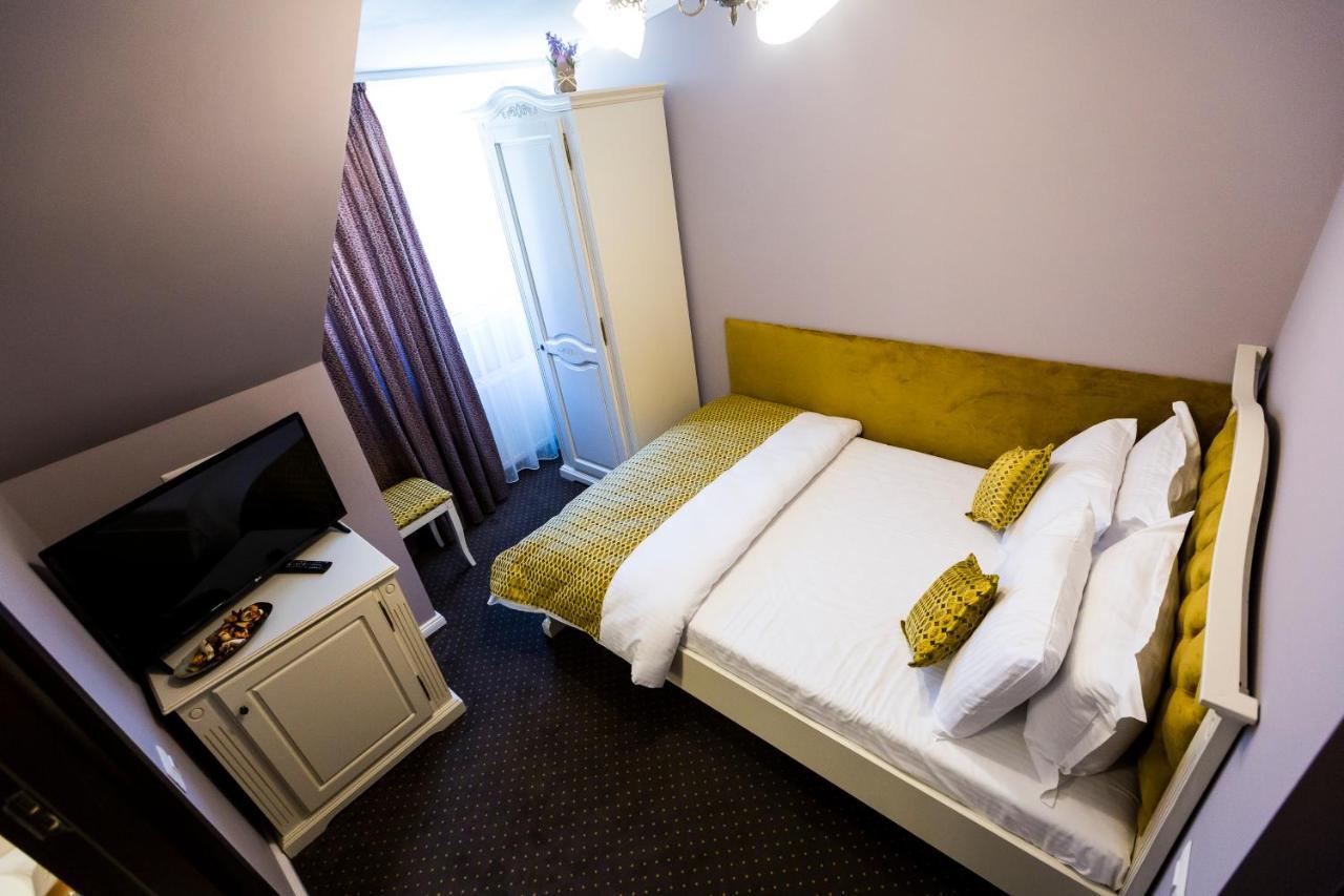 Royal Inn Busteni-Adults Only ภายนอก รูปภาพ