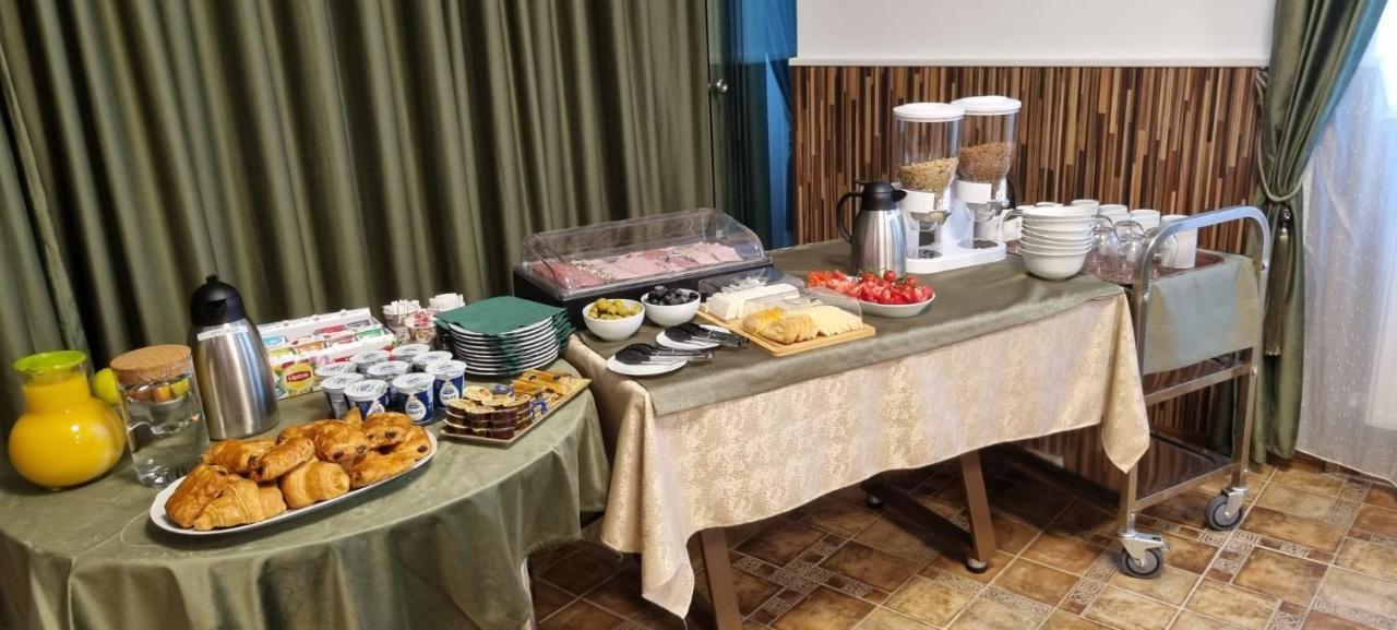 Royal Inn Busteni-Adults Only ภายนอก รูปภาพ