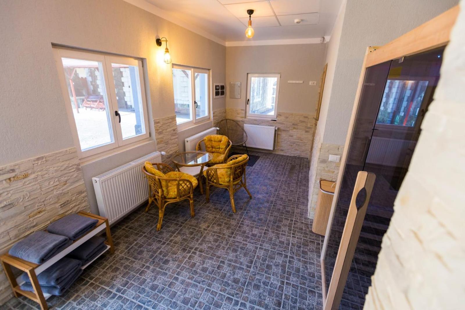 Royal Inn Busteni-Adults Only ภายนอก รูปภาพ